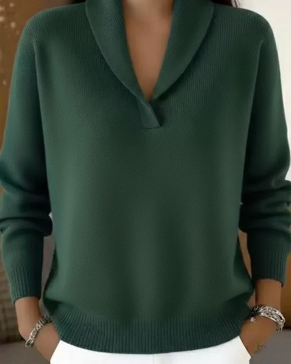 Model wearing Elina knit pants in green with a casual top, demonstrating a stylish everyday outfit.