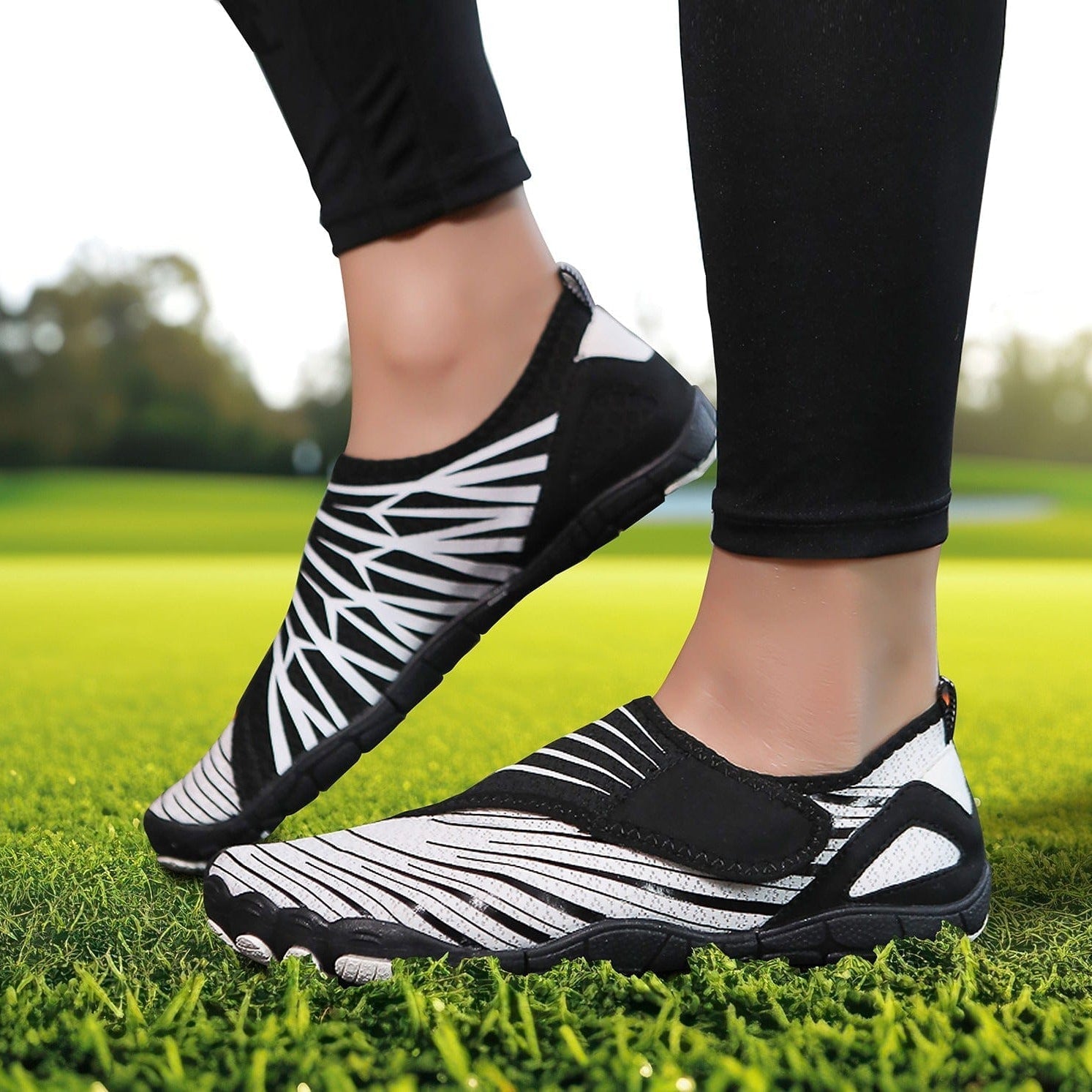 Mono Stripe Maeve comfort orthopedic shoes, close-up of the striped pattern.