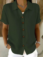 Detail of the short sleeves and relaxed fit of the dark green women's shirt, ideal for ease.