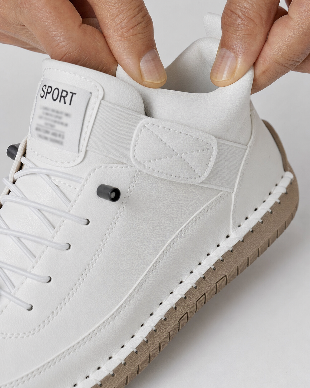 Soft padded collar of the Clover sneaker